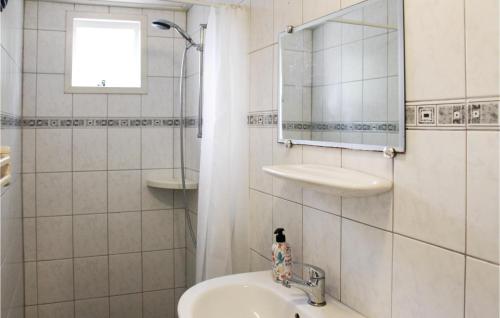 Baño blanco con lavabo y espejo en Roodborstje, en Beerze