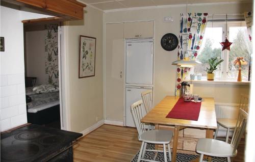 - une cuisine et une salle à manger avec une table et des chaises dans l'établissement Amazing Home In Slvesborg With Kitchen, à Sölvesborg