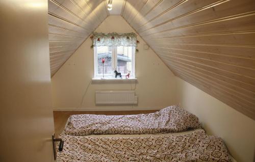 - une chambre avec un lit et une fenêtre dans l'établissement Amazing Home In Slvesborg With Kitchen, à Sölvesborg