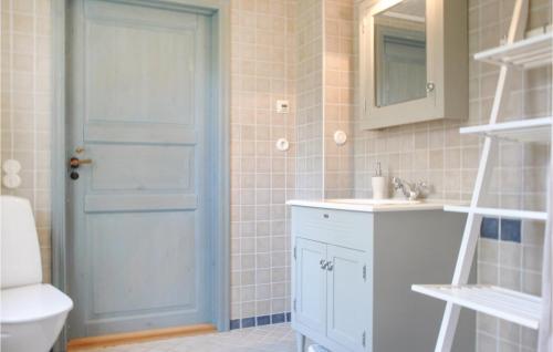 Kupatilo u objektu Stunning Home In Ystad With 3 Bedrooms And Wifi