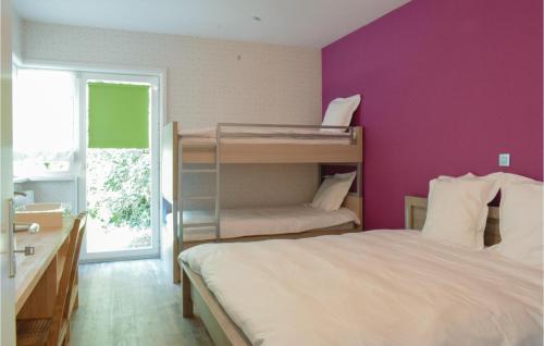 een slaapkamer met een stapelbed en een paarse muur bij Butterfly in Ieper