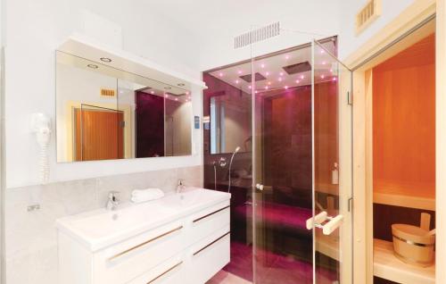 トラフェミュンデにあるPromenadenvillaのバスルーム(洗面台、ガラス張りのシャワー付)