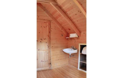 een badkamer in een blokhut met een wastafel bij Boshuisje Veluwe Goudplevier in Emst