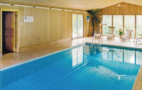 einem großen Pool in einem Gebäude mit in der Unterkunft Pet Friendly Home In Laholm With Kitchen in Plingshult