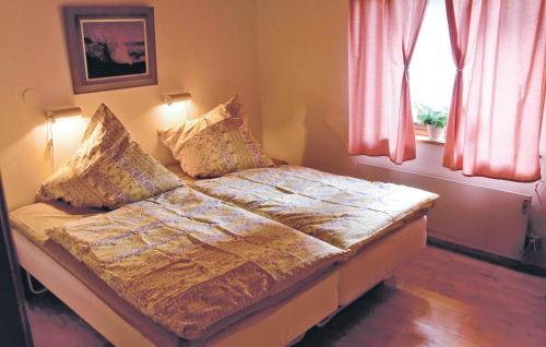 Säng eller sängar i ett rum på Pet Friendly Home In Laholm With Kitchen