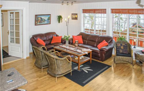 Χώρος καθιστικού στο 4 Bedroom Beautiful Home In Hundeidvik