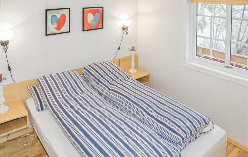 Gulta vai gultas numurā naktsmītnē Awesome Home In Hundeidvik With 4 Bedrooms And Internet