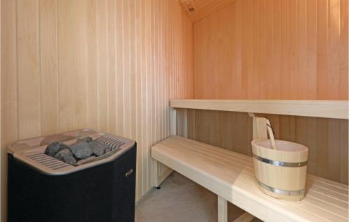 a small sauna with a trash can in it at Priwallpromenade 2, Whg 9 in Priwall
