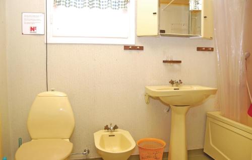 La petite salle de bains est pourvue de toilettes et d'un lavabo. dans l'établissement 3 Bedroom Amazing Home In Lnsboda, à Falsehult