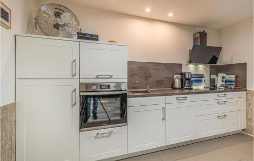 Dapur atau dapur kecil di 3 Bedroom Cozy Home In Friedrichskoog