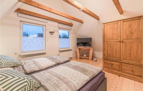 Ένα ή περισσότερα κρεβάτια σε δωμάτιο στο 3 Bedroom Cozy Home In Friedrichskoog