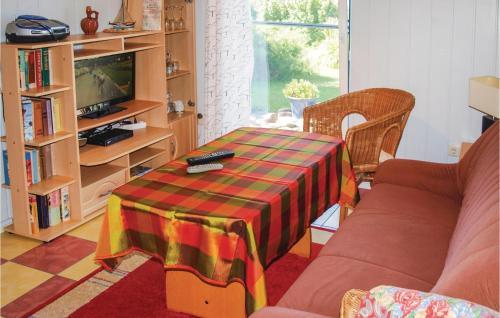 un soggiorno con un tavolo e un divano di Nice Home In Usedom With Kitchen a Wilhelmshof