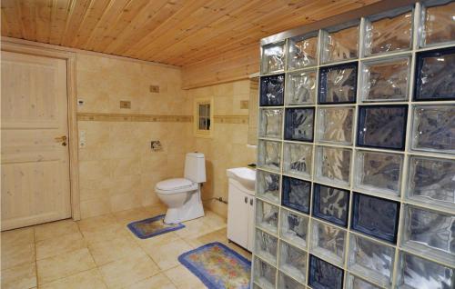 A bathroom at Awesome Home In stra mtevik With Sauna