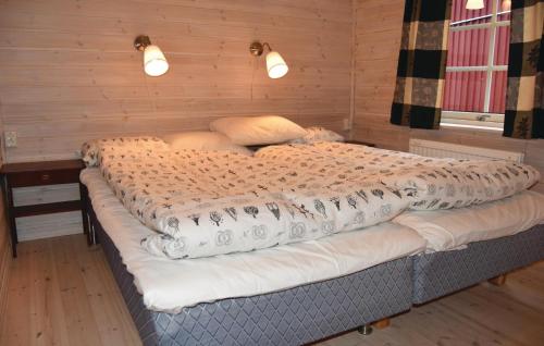 Säng eller sängar i ett rum på Awesome Home In stra mtevik With Sauna