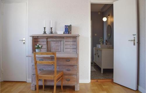 Södra ViにあるGorgeous Apartment In Sdra Vi With Kitchenの木製ドレッサー(室内に木製椅子付)