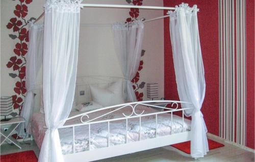 uma cama branca num quarto com cortinas em Beautiful Apartment In Goslar With Kitchen em Goslar