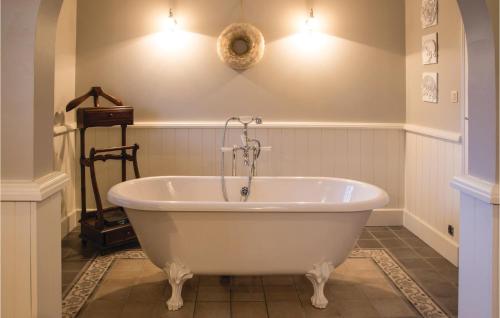 Kylpyhuone majoituspaikassa 4 Bedroom Stunning Home In Borgloon