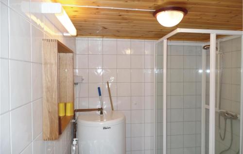 Bilik mandi di Cozy Home In Ringebu With Kitchen