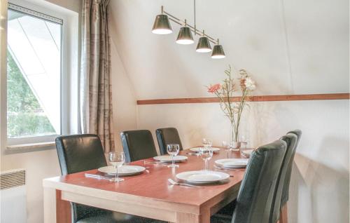 GramsbergenにあるNice Home In Gramsbergen With Wifiの木製のテーブルと椅子のあるダイニングルーム