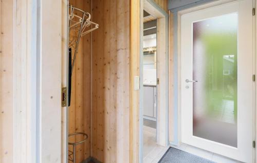 una puerta que conduce a una habitación con paredes de madera en Awesome Home In Rechlin With Kitchen, en Rechlin