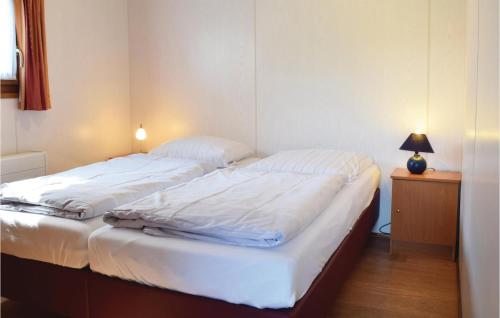 2 camas individuales en una habitación con lámpara en 2 Bedroom Cozy Home In Gerolstein en Gerolstein