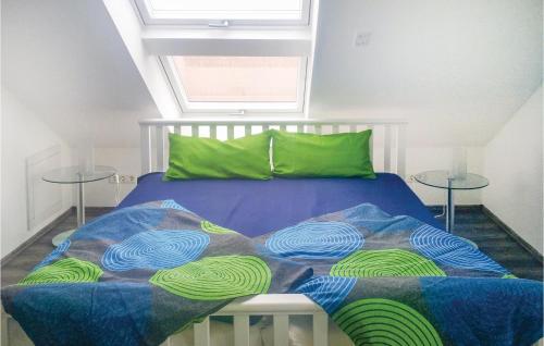 シーダー・シュヴァレンベルクにあるStunning Apartment In Schieder-schwalenberg With 2 Bedrooms And Wifiのベッドルーム1室(青い掛け布団、テーブル2台付)
