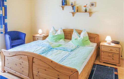ein Schlafzimmer mit einem Holzbett mit grünen Kissen in der Unterkunft Beautiful Home In Loipersdorf-kitzladen With Outdoor Swimming Pool in Kitzladen