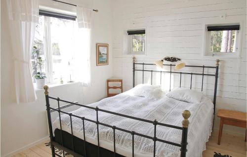 Tempat tidur dalam kamar di Lovely Home In Vaggeryd With House Sea View