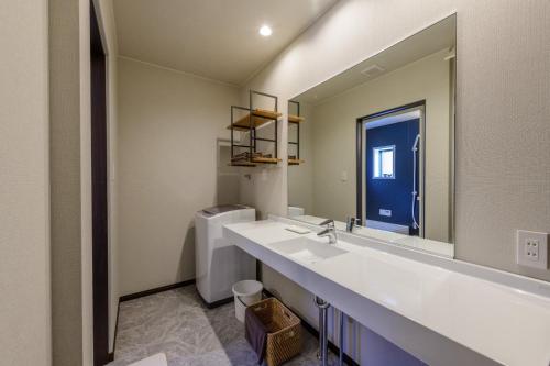 Rakuten STAY HOUSE x WILL STYLE Sasebo 103 في ساسيبو: حمام مع حوض ومرآة ومرحاض