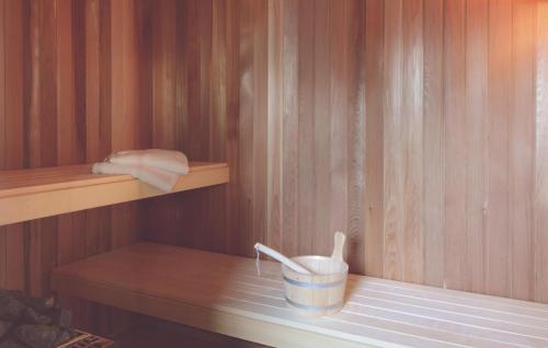 uma sauna com um balde e toalhas numa prateleira em Gorgeous Home In Dagebll With Wifi em Dagebüll