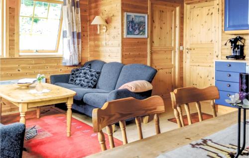 Hovland的住宿－海勒斯塔德里約登度假屋，客厅配有蓝色的沙发和桌子
