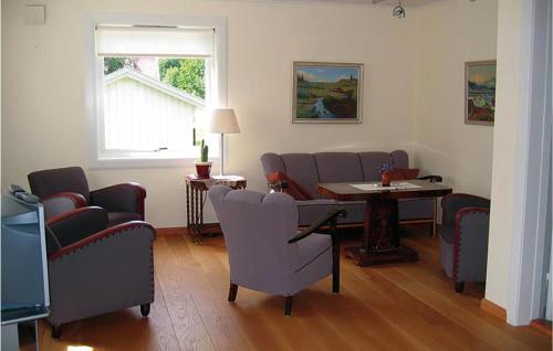 una sala de espera con sillas, una mesa y una ventana en Amazing Home In Bygland With House Sea View, en Bygland