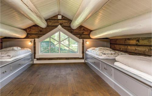 een slaapkamer met 2 bedden en een raam bij Stunning Home In Hemsedal With House Sea View in Hemsedal