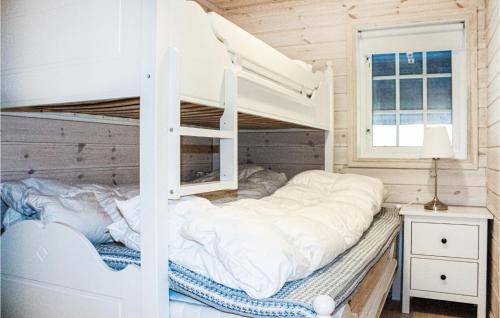 Tempat tidur susun dalam kamar di 5 Bedroom Nice Home In Matredal