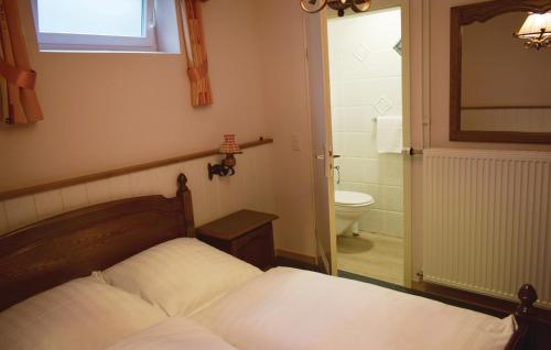 ビューリンゲンにあるStunning Apartment In Bllingen With Kitchenのベッドルーム1室(ベッド1台付)、バスルーム(トイレ付)