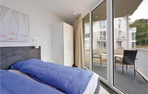 sypialnia z łóżkiem oraz balkon ze stołem w obiekcie Dnenvilla Superior w mieście Priwall