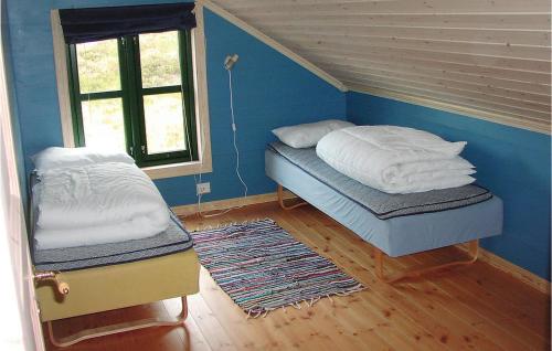 StakkelandにあるBeautiful Home In Kvinlog With House A Mountain Viewの小さなベッドルーム(ベッド1台、窓付)