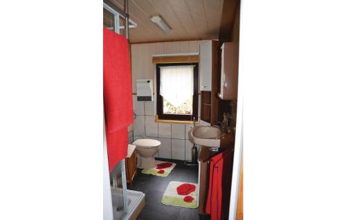łazienka z toaletą i umywalką w obiekcie Gorgeous Home In Geratal With Kitchen w mieście Geraberg