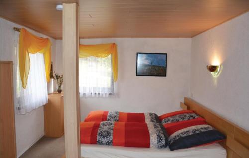sypialnia z łóżkiem czerwonym i czarnym w obiekcie Gorgeous Home In Geratal With Kitchen w mieście Geraberg