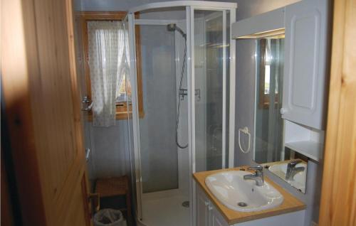 y baño con ducha y lavamanos. en Amazing Apartment In Rosendal With Sauna, en Rosendal