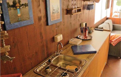 cocina con fregadero y encimera en Beautiful Ship-boat In Radewege With 2 Bedrooms, en Radewege