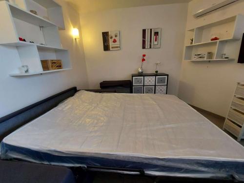 une chambre avec un grand lit dans une pièce dans l'établissement Appartement climatisé pour 4 à 200m de la plage, au cœur de Marseillan-Plage - FR-1-326-769, à Marseillan