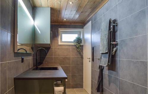 Et badeværelse på Cozy Home In Sndeled With House Sea View