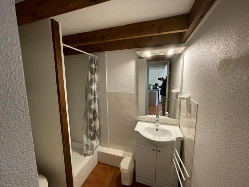 une salle de bain avec un lavabo et un miroir dans l'établissement Charmante maisonnette proche centre et plage, terrasse, parking et à 1km des plages ! - FR-1-550-41, aux Mathes