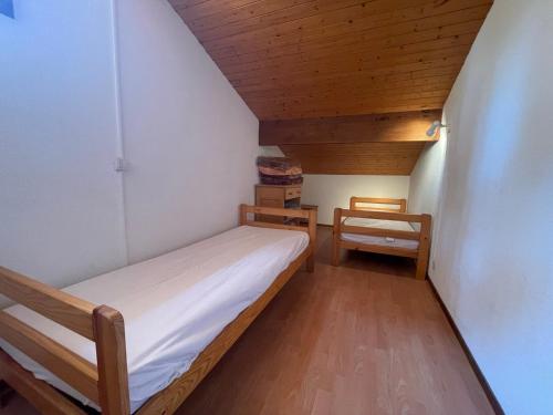 Cette petite chambre comprend un lit et un plafond en bois. dans l'établissement Charmante maisonnette proche centre et plage, terrasse, parking et à 1km des plages ! - FR-1-550-41, aux Mathes