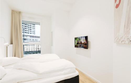 Dieses weiße Zimmer verfügt über 2 Betten und ein Fenster. in der Unterkunft Stunning Apartment In Lbeck Travemnde With 1 Bedrooms And Wifi in Travemünde