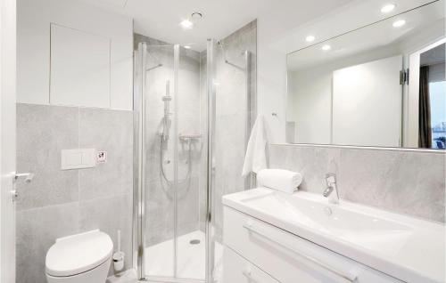 トラフェミュンデにあるStunning Apartment In Lbeck Travemnde With 1 Bedrooms And Wifiのバスルーム(シャワー、トイレ、シンク付)