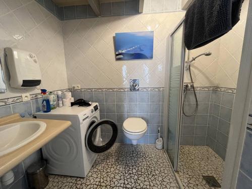 une salle de bain avec toilettes, lavabo et douche dans l'établissement Maison cosy au cœur du village, 4 couchages, proche plage et port, Wifi inclus - FR-1-246A-134, à Saint-Denis-dʼOléron