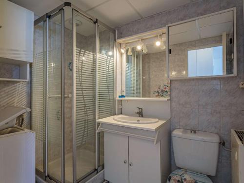 een badkamer met een douche, een wastafel en een toilet bij Appartement Hendaye, 1 pièce, 4 personnes - FR-1-2-406 in Hendaye
