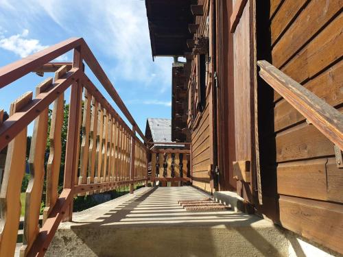 Photo de la galerie de l'établissement Chalet cosy pour 2-3 pers. avec jardin au cœur du village, à 5 min du ski et proche des commerces - FR-1-342-274, à Beaufort